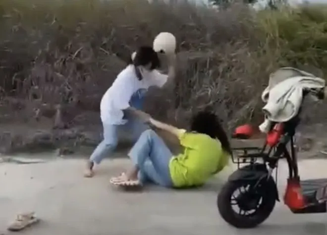 Hình ảnh học sinh đánh nhau lan truyền trên mạng. Ảnh: cắt từ clip
