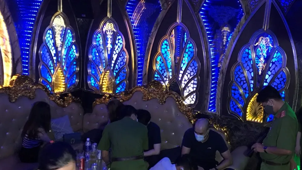 Cơ sở karaoke Gossip vẫn mở cửa bất chấp lệnh cấm. ẢNH: HOANG GIANG
