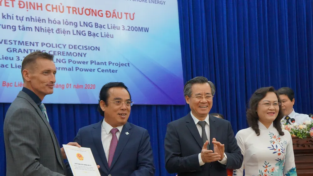 Trao quyết định chủ trương đầu tư cho Nhà đầu tư Dự án Nhà máy điện khí LNG Bạc Liêu vào tháng 1-2020