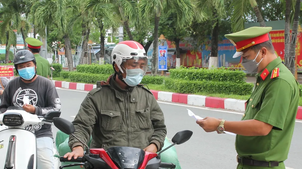Lực lượng công an kiểm tra giấy đi đường người dân trên địa bàn tỉnh Bạc Liêu