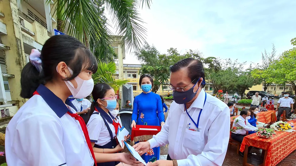 Trao học bổng cho học sinh hiếu học có hoàn cảnh đặc biệt khó khăn vào sáng 13-9, tại Trường THCS Ngô Quyền, TP Cà Mau