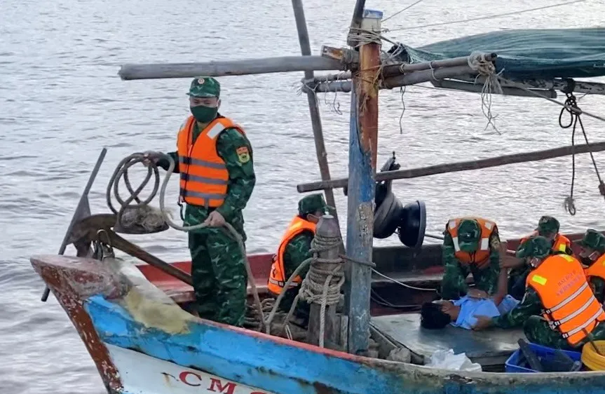 Đồn Biên phòng Gành Hào cứu hộ người bị nạn trên biển