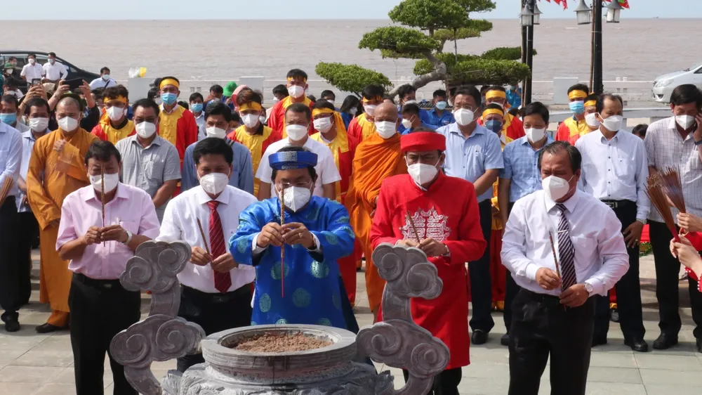 Dâng hương Đức Quốc Tổ Lạc Long Quân tại Mũi Cà Mau