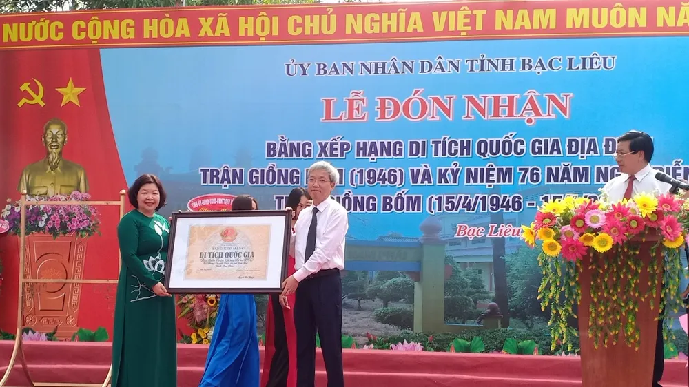Đại diện Bộ VH-TT-DL (bìa phải) trao bằng xếp hạng Di tích Quốc gia địa điểm trận Giồng Bốm cho bà Cao Xuân Thu Vân, Phó Chủ tịch UBND tỉnh Bạc Liêu