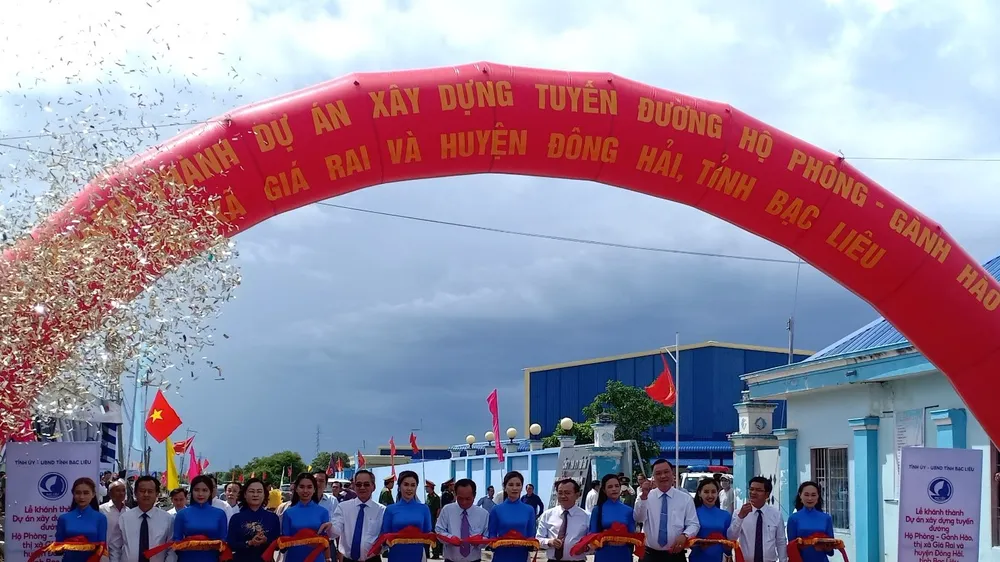 Các đại biểu thực hiện nghi thức cắt băng khánh thành tuyến đường Hộ Phòng - Gành Hào