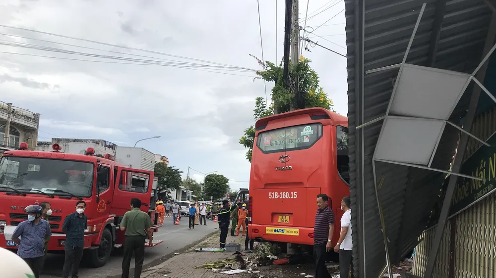 Xe khách Phương Trang mất lái tông vào quán cà phê làm 1 người tử vong, 4 người bị thương