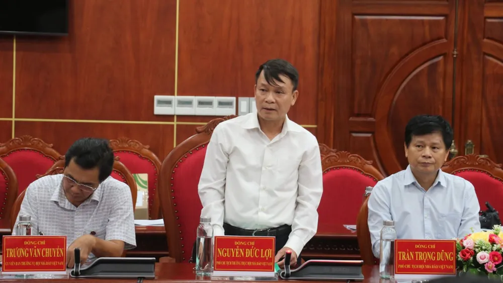 Phó Chủ tịch Thường trực Hội Nhà báo Việt Nam Nguyễn Đức Lợi (đứng) phát biểu ý kiến tại buổi làm việc