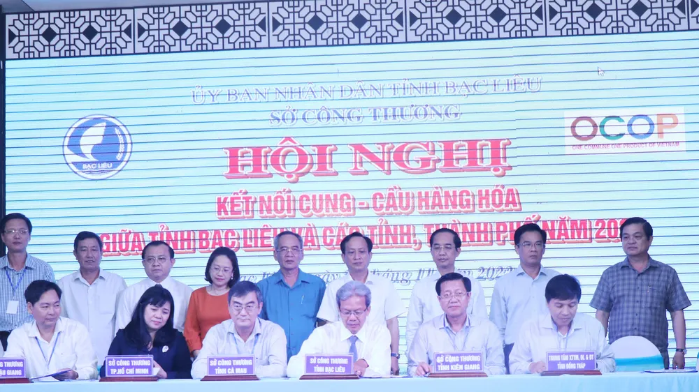 Đại diện Sở Công thương tỉnh Bạc Liêu ký kết hợp tác với Sở Công thương TPHCM và các tỉnh khu vực ĐBSCL