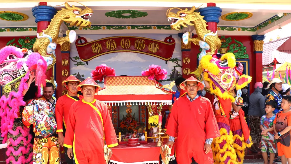 Hàng ngàn người tham dự lễ hội Nghinh Ông Sông Đốc