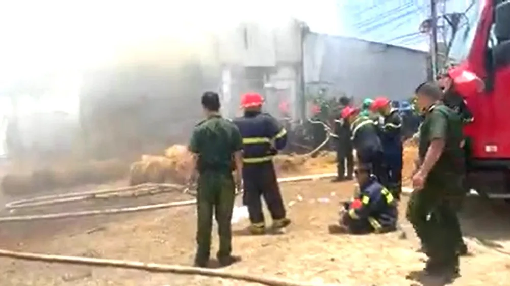 Bạc Liêu: Kho chứa rơm cháy dữ dội, huy động hơn 100 người dập lửa