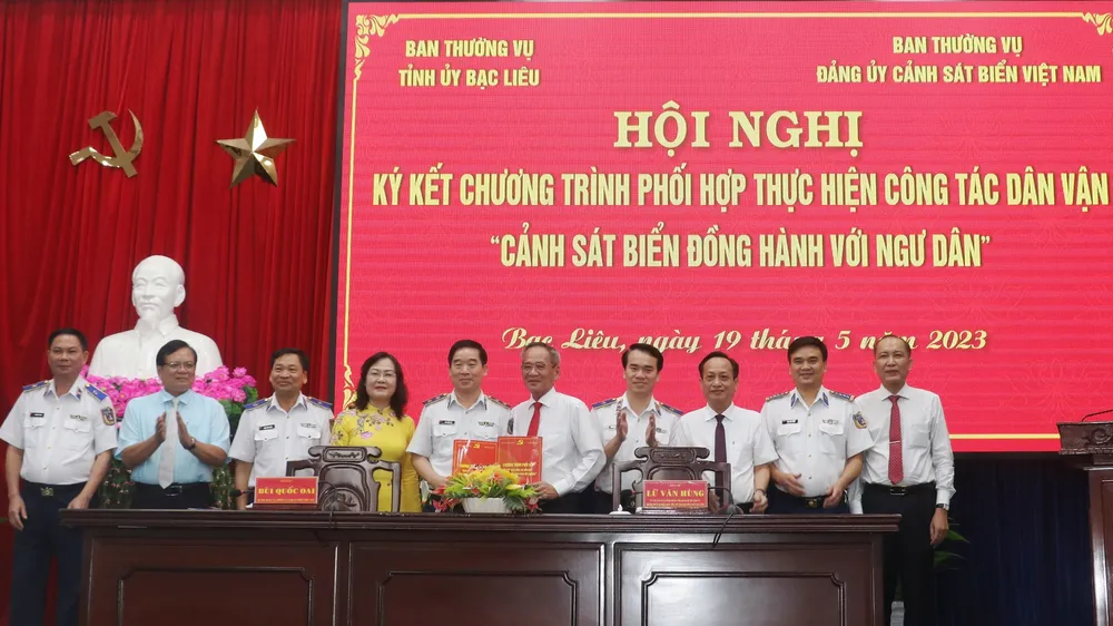 Trung tướng Bùi Quốc Oai, Chính ủy Cảnh sát biển Việt Nam (thứ 5 từ trái sang) và đồng chí Lữ Văn Hùng trao văn bản ký kết chương trình phối hợp giữa Ban Thường vụ Đảng ủy Cảnh sát biển Việt Nam với Ban Thường vụ Tỉnh ủy Bạc Liêu