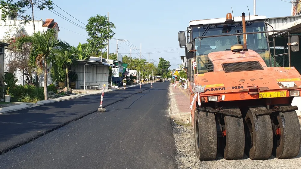 Cà Mau: Xe lu cán chết công nhân khi láng nhựa mặt đường