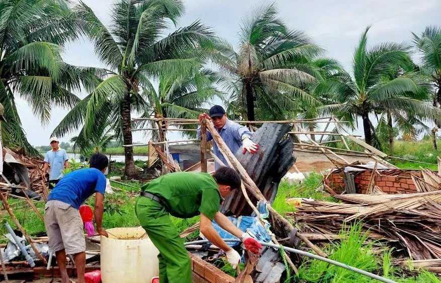 Bạc Liêu, Cà Mau: Giông lốc làm hơn 230 căn nhà hư hỏng, 1 người tử vong