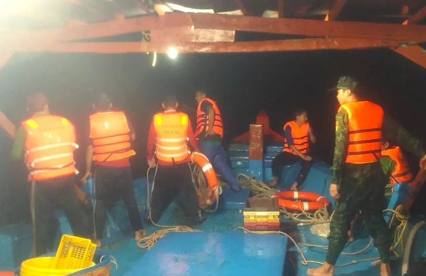 Cà Mau: Cứu hộ kịp thời 15 thuyền viên bị chìm tàu trên biển