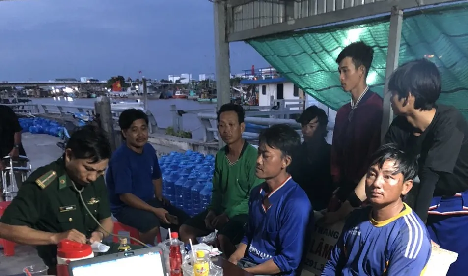 Bạc Liêu: Kịp thời cứu 9 thuyền viên gặp nạn trên biển, một thuyền viên còn mất tích