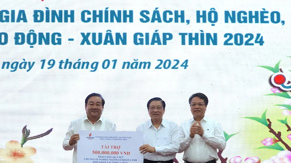 Trưởng Ban Nội chính Trung ương Phan Đình Trạc tặng quà tết tại Cà Mau