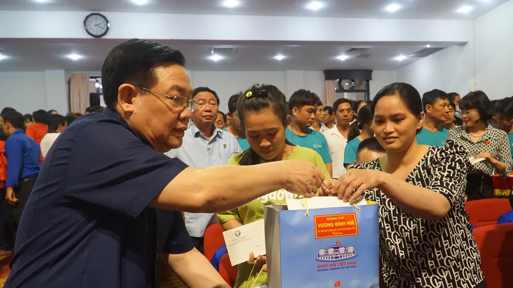 Chủ tịch Quốc hội Vương Đình Huệ thăm, tặng quà Tết tại Bạc Liêu