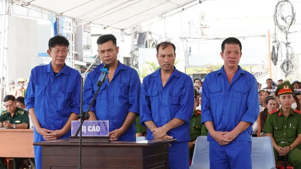 Nhóm đối tượng tổ chức, đưa ngư dân sang nước ngoài đánh bắt thủy sản trái phép lãnh 21 năm tù