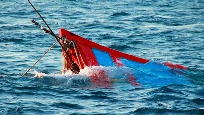 Cà Mau: Cứu nạn thành công 5 thuyền viên bị chìm tàu trên biển