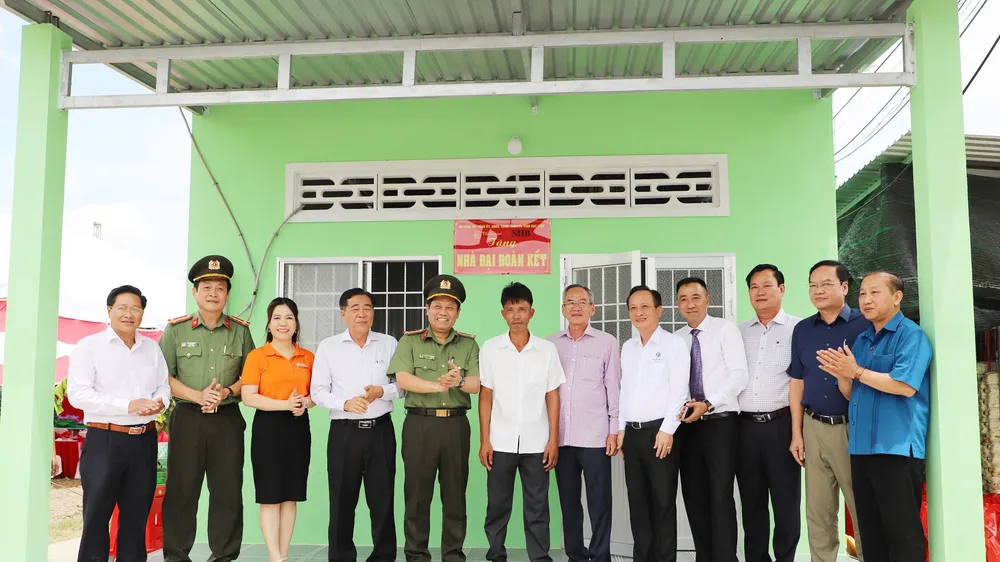 Bộ Công an bàn giao 35 tỷ đồng để Bạc Liêu xây dựng 700 căn nhà cho hộ nghèo, cận nghèo
