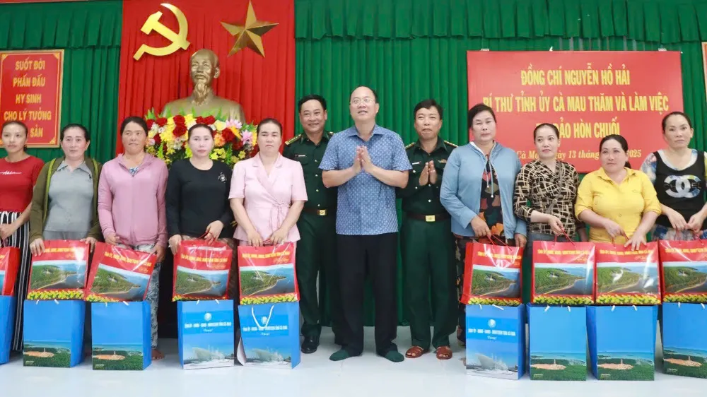 Bí thư Tỉnh ủy Cà Mau Nguyễn Hồ Hải tặng quà cho người dân sinh sống trên đảo Hòn Chuối. Ảnh: KIM NHIÊN
