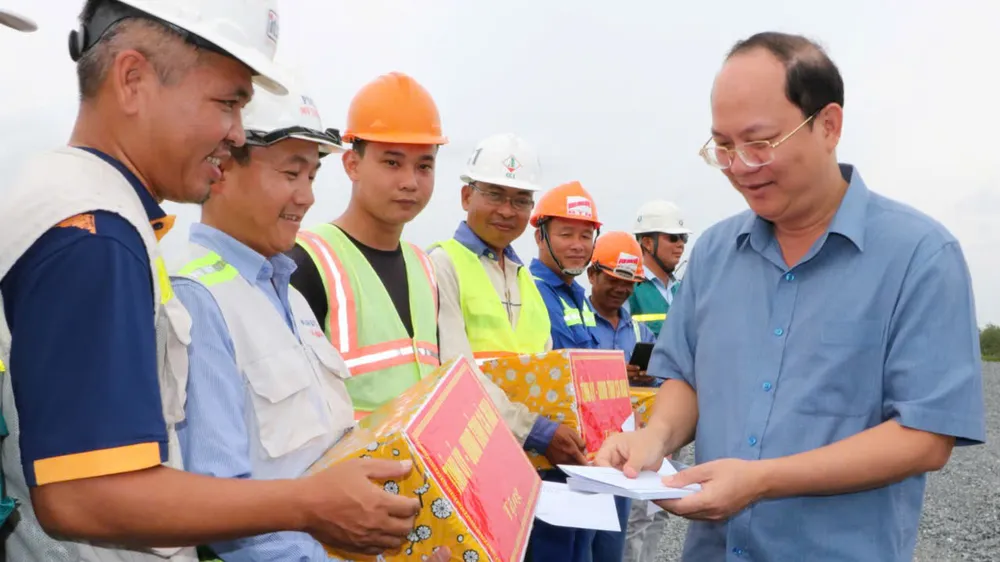 Bí thư Tỉnh ủy Cà Mau Nguyễn Hồ Hải động viên lực lượng thi công tuyến cao tốc Cần Thơ - Cà Mau