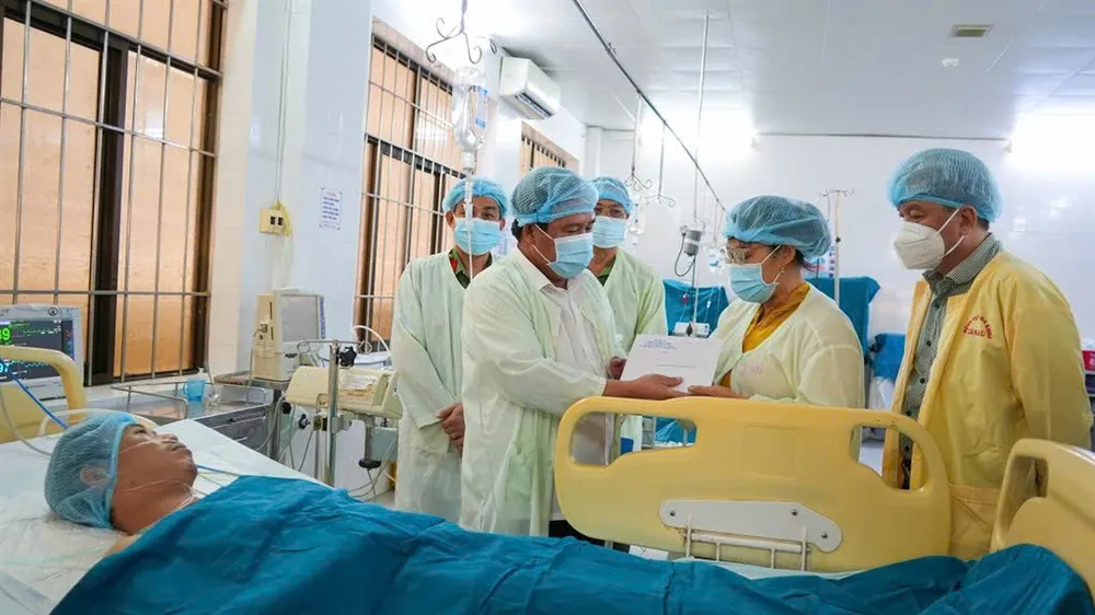 Thăm hỏi cán bộ bảo vệ ANTT bị đâm trọng thương khi làm nhiệm vụ