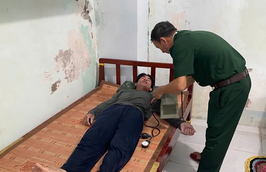 Kịp thời cứu 4 thuyền viên gặp nạn trên biển Cà Mau