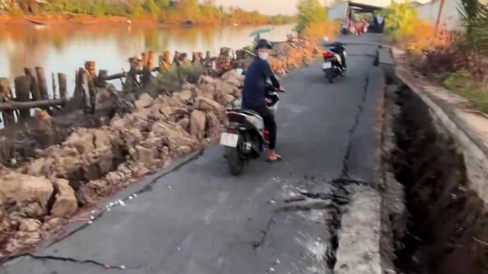Cà Mau: Đường kênh xáng Đông Hưng sụt lún, giao thông chia cắt