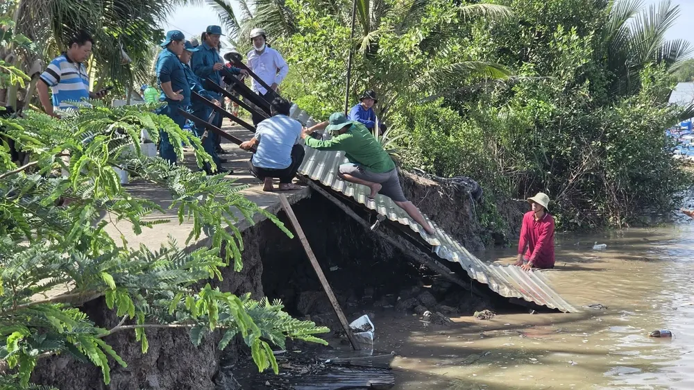 Cà Mau: Liên tiếp xảy ra 3 vụ sạt lở trong đêm