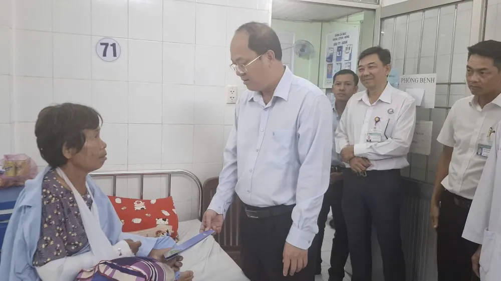 Bí thư Tỉnh ủy Cà Mau thăm người dân bị thương do dông lốc