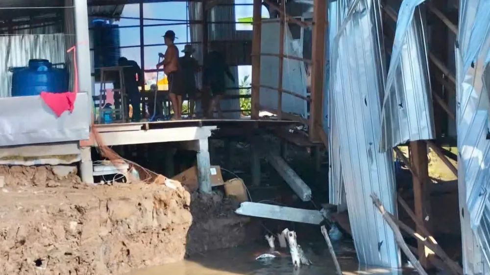 Cà Mau: Liên tiếp sạt lở đất trong đêm, nhiều nhà dân hư hỏng