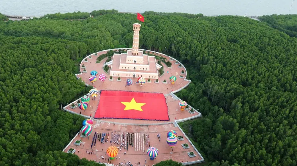 Lễ chào cờ và Lễ thượng cờ tại Cột cờ Hà Nội - Mũi Cà Mau chào mừng kỷ niệm 81 năm Ngày Quốc khánh 2-9