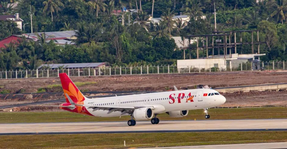 Máy bay của Sun PhuQuoc Airways hạ cánh trên đường băng số 2 Cảng hàng không quốc tế Phú Quốc. Ảnh: MINH QUỐC