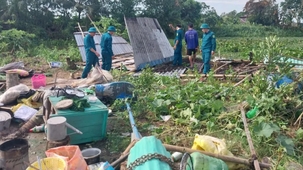 Dông lốc làm sập và tốc mái 87 căn nhà ở An Giang 