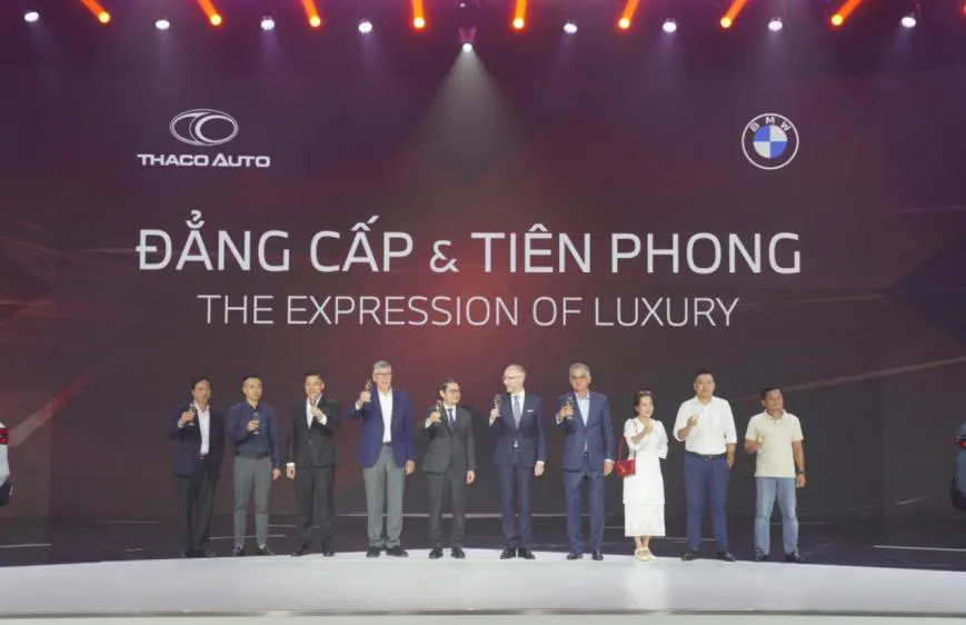 Lãnh đạo BMW, Thaco Auto cùng khách hàng chụp ảnh lưu niệm tại sự kiện