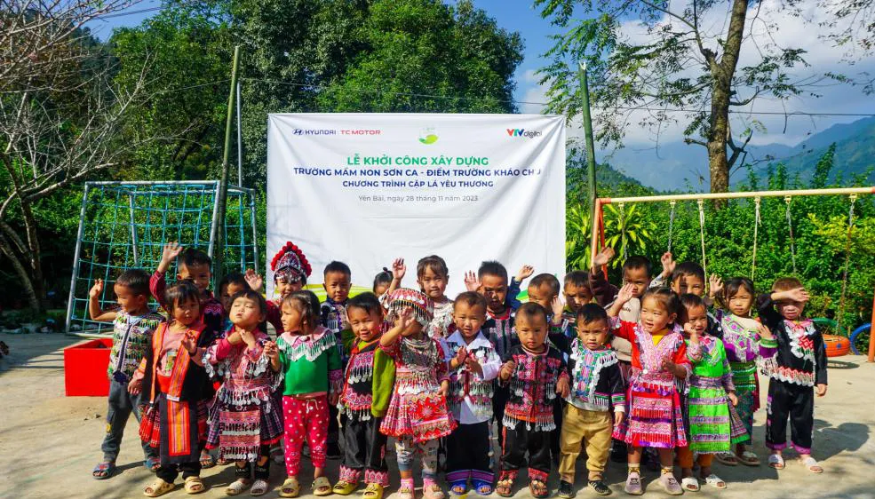Các em học sinh vui tươi chờ đón điểm trường mới chuẩn bị xây dựng