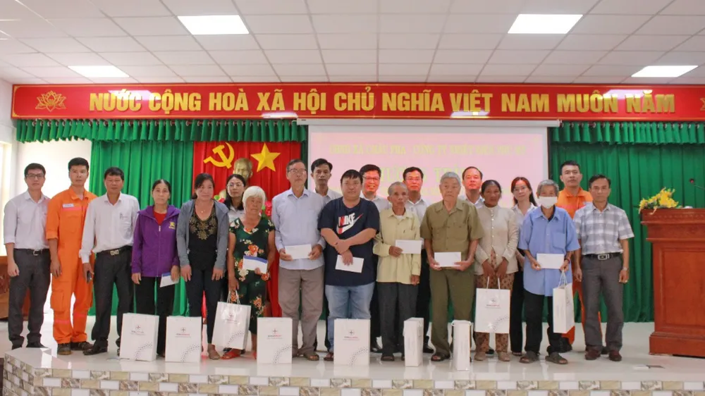 Đại diện Công ty Nhiệt điện Phú Mỹ tặng quà các thương bệnh binh, gia đình chính sách