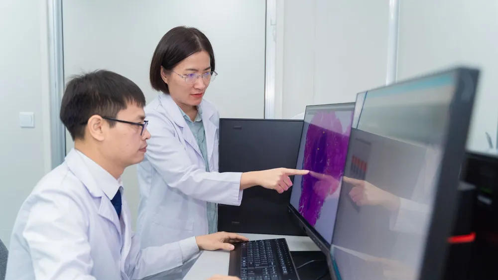 Các bác sĩ Vinmec phân tích và đánh giá chi tiết mẫu bệnh phẩm