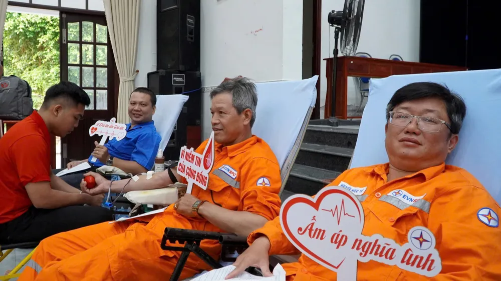 Các CBCNV cơ quan EVNSPC hiến máu tại tỉnh Vĩnh Long