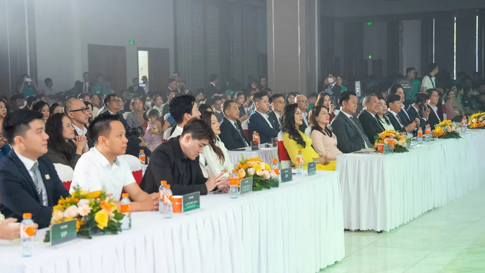 Ban lãnh đạo Kim Oanh Group, Kim Oanh Land và khách mời tham dự sự kiện Lễ giới thiệu K-Home New City – Đô thị nhà ở xã hội chuẩn Singapore đầu tiên tại Việt Nam.