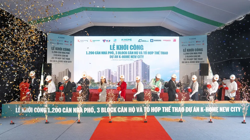 Ban lãnh đạo Kim Oanh Group và các đối tác, khách mời thực hiện nghi thức khởi công xây dựng 1.200 căn nhà phố, 3 block căn hộ và tổ hợp thể thao dự án K-Home New City.