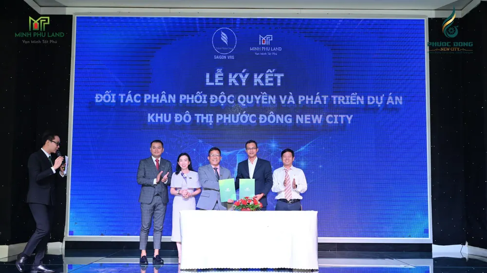Ông Lư Thanh Nhã - TGĐ CTCP Đầu tư Sài Gòn VRG (thứ hai từ phải) và ông Trần Văn Dương - TGĐ CTCP Đầu tư Địa ốc Minh Phú ký kết hợp tác ngày 4-6-2025