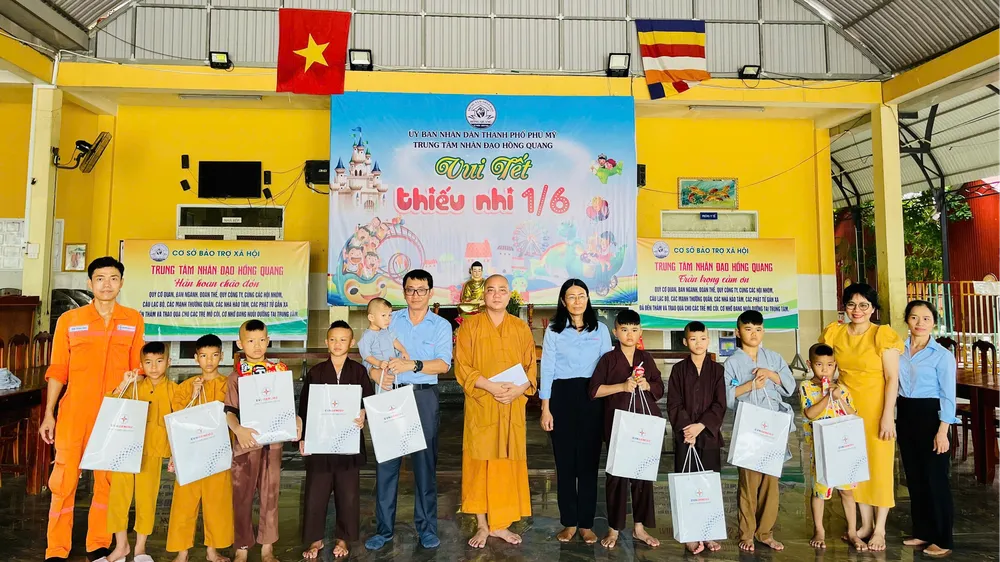 Thăm hỏi và tặng quà cho gần 120 trẻ mồ côi tại Mái Ấm Hồng Quang