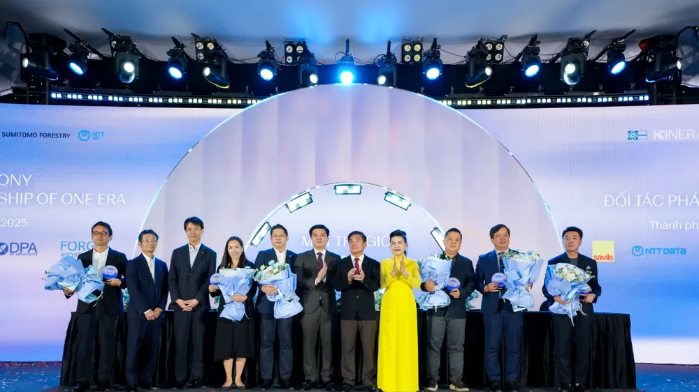 Bà Đặng Thị Kim Oanh trao kỷ niệm chương cho đại diện các đối tác đồng hành và các nhà phát triển