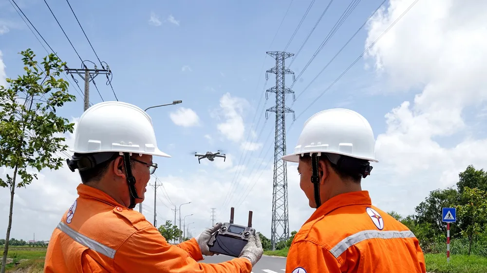 CBCNV EVNSPC ứng dụng thiết bị flycam trong công tác kiểm tra lưới điện