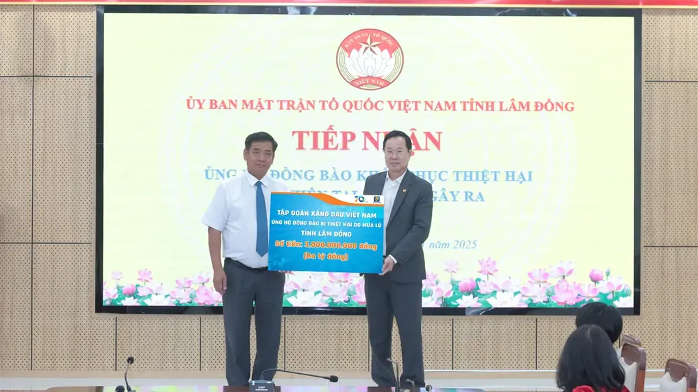 Ông Đào Hoài Nam - Bí thư Đảng ủy, Chủ tịch Công ty TNHH MTV Petrolimex Lâm Đồng (bìa trái) - thừa ủy quyền lãnh đạo Tập đoàn Xăng dầu Việt Nam trao số tiền 3 tỷ đồng ủng hộ người dân tỉnh Lâm Đồng khắc phục hậu quả thiên tai