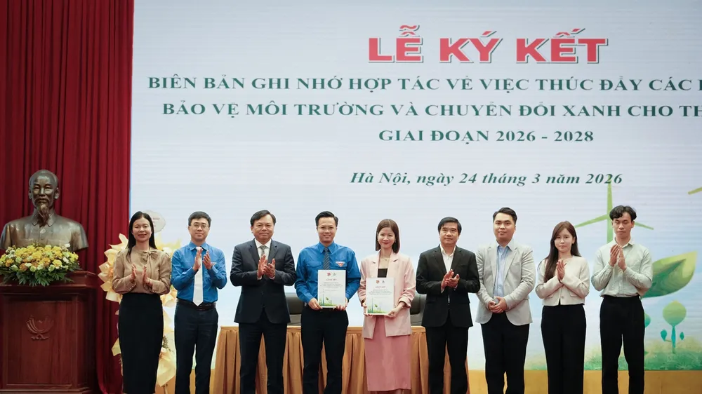 TS. Lê Thái Hà - Đại diện Quỹ Vì tương lai xanh (đứng thứ 5 từ trái qua) cùng ông Tạ Hồng Sơn - Đại diện Đoàn Thanh niên Bộ Nông nghiệp và Môi trường (đứng thứ 4 từ trái qua) ký kết Biên bản ghi nhớ hợp tác. Lễ ký kết có sự chứng kiến của ông Nguyễn Hoàng Hiệp - Thứ trưởng Bộ Nông nghiệp và Môi trường (đứng thứ 3 từ trái qua)