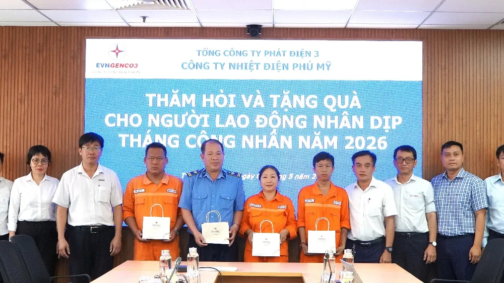 Ông Lê Vũ Trung - Phó Giám đốc - Chủ tịch Công đoàn Công ty tặng quà cho Người lao động có hoàn cảnh khó khăn