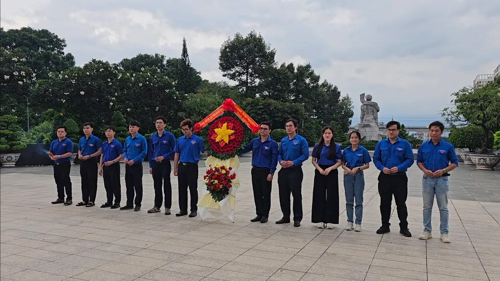 Đoàn Thanh niên EVNSPC dâng hương tưởng niệm tại Nghĩa trang Liệt sĩ TP Hồ Chí Minh